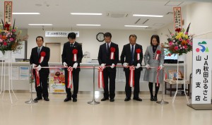 テープカットに臨む小田嶋組合長（中）と高橋市長（左から２番目）ら
