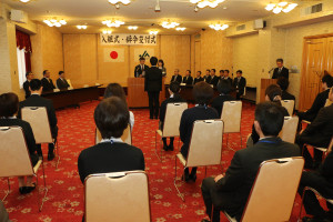 小田嶋組合長より辞令を受ける新採用職員と一般職登用職員ら