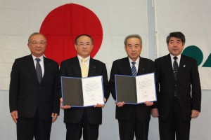友好ＪＡ締結書への署名を終えた高橋正組合長（左から２番目）と高橋慶典組合長（右から２番目）